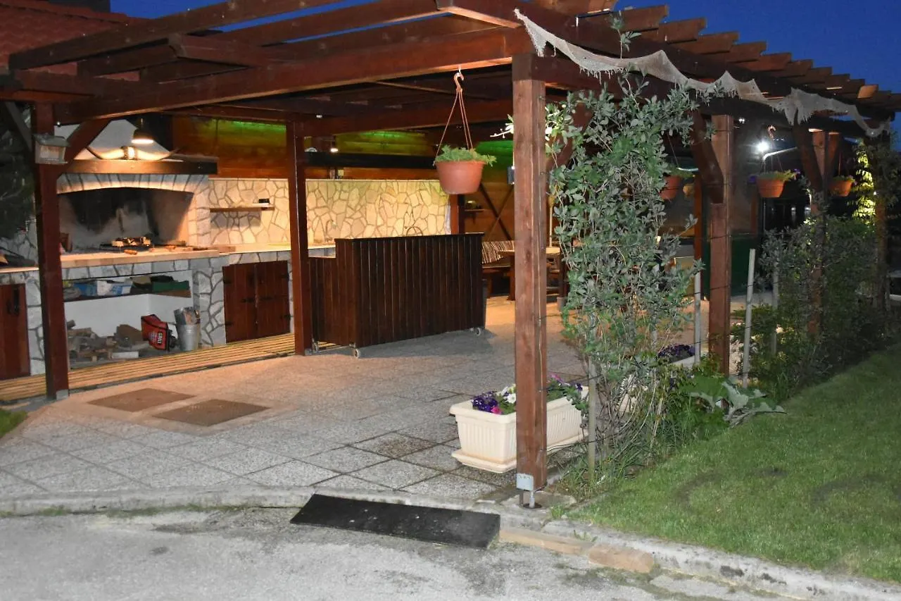 Apartments And Rooms Kod Eli Ravna Gora Guest house